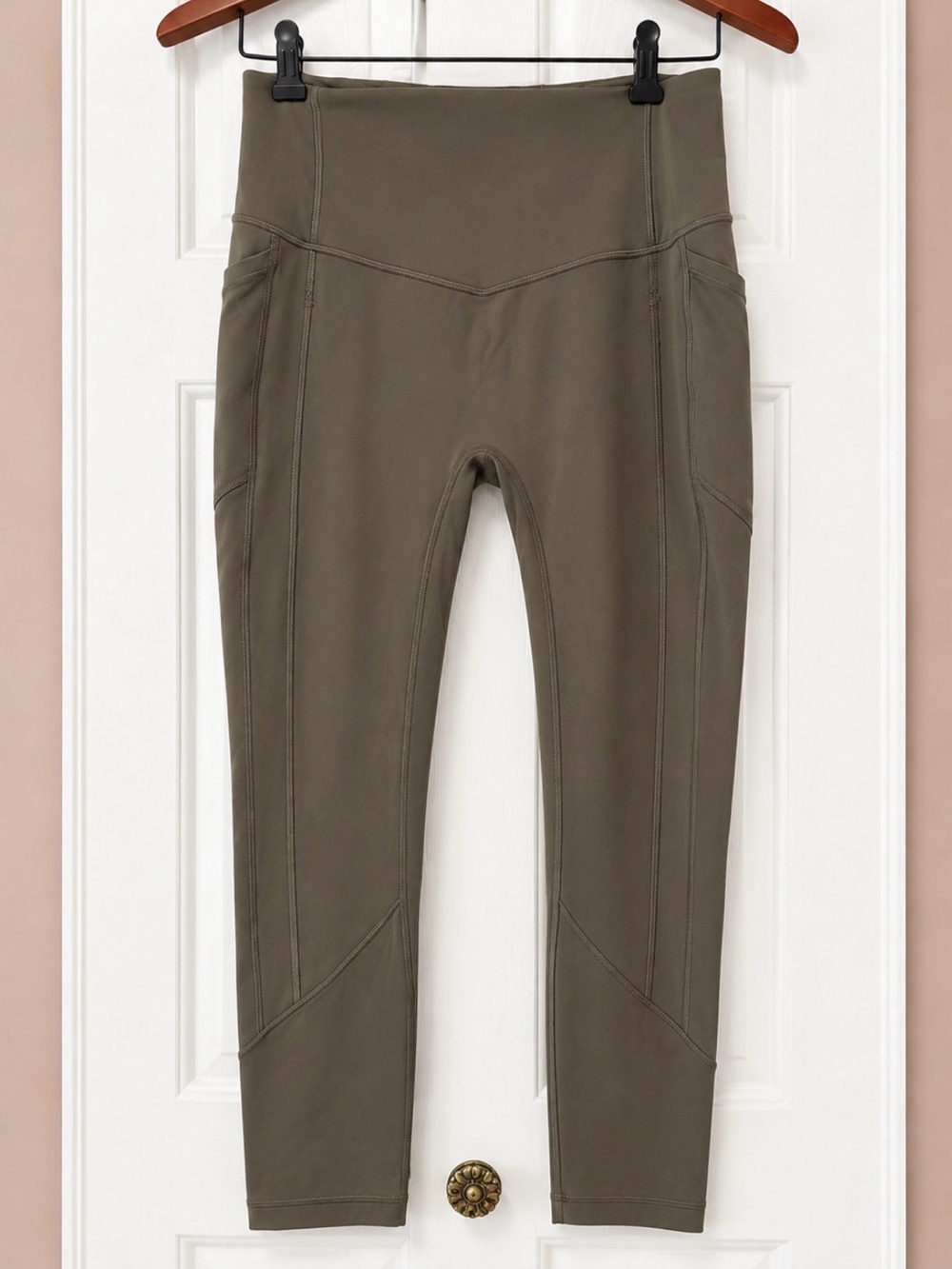 Lululemon High-Rise Cropped Leggings – Women’s Size 6
